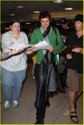 th_45930_orlando_bloom_signs_autographs_lax_05_122_186lo.jpg