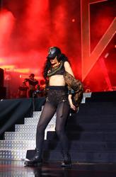th_004631136_RihannaperformsliveattheBarclaycardWirelessFestivalHydeParkLondon8.7.2012_136_122_37lo.jpg