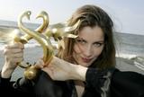 th_03408_LaetitiaCasta_poses_at_the_Cabourgs_Festival_of_Romantic_Film-001_122_442lo.jpg