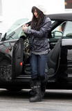 http://img201.imagevenue.com/loc587/th_06640_Vanessa_Anne_Hudgens_2008-12-15_-_Shopping_With_Her_Mom_in_Glendale_558_122_587lo.jpg